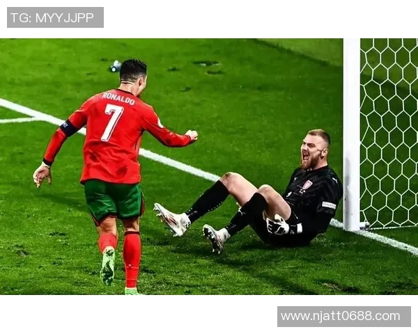 球迷疯狂行为引发热议C罗球衣被抢夺的奇葩瞬间