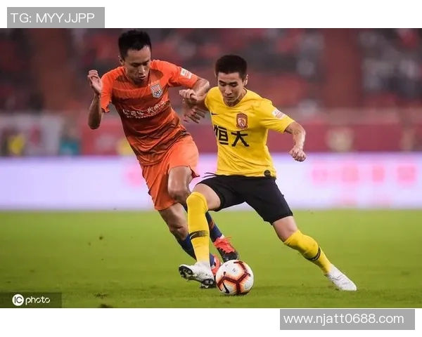 深圳与广州恒大精彩对决视频回顾球迷热议赛场瞬间与战术分析